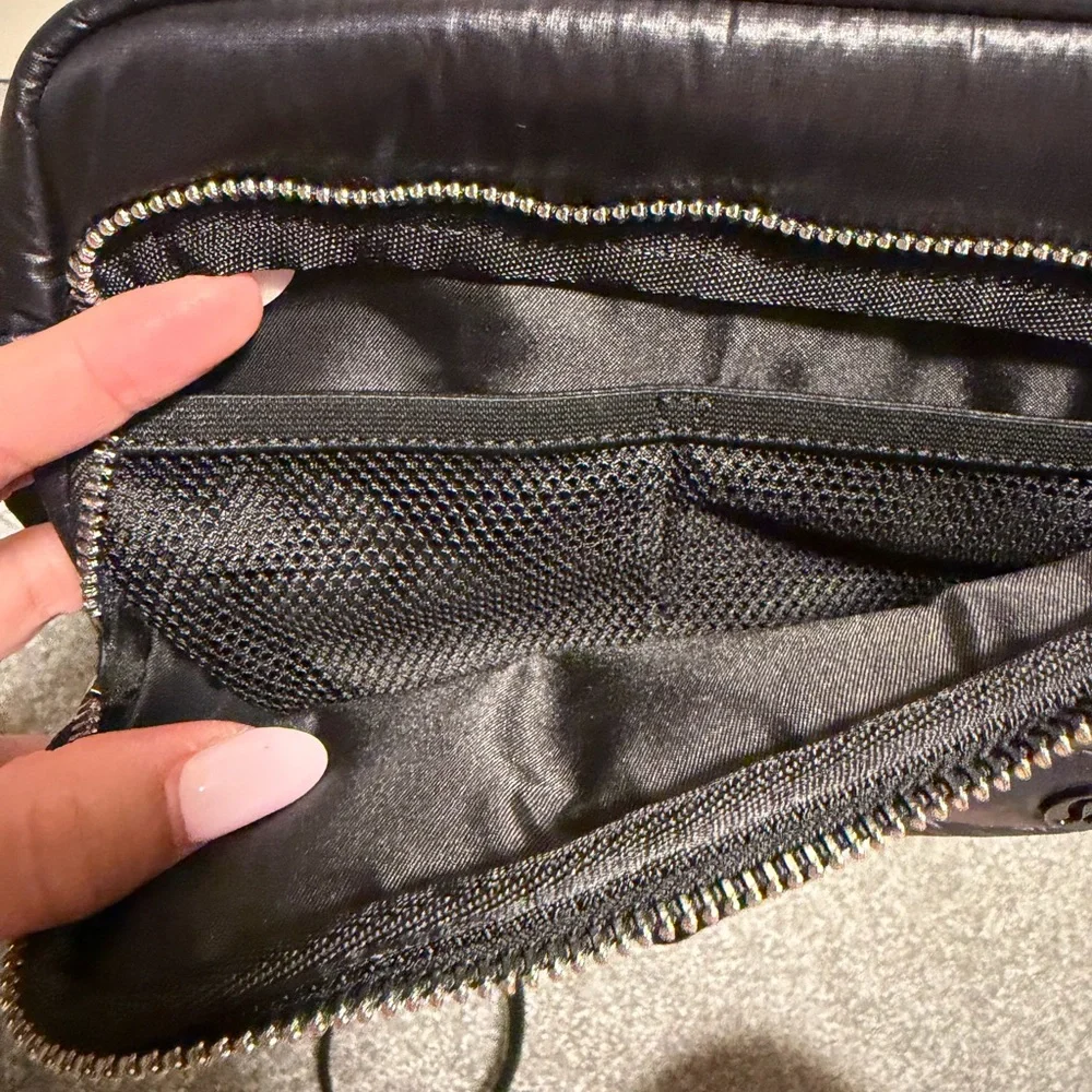 lululemon athletica  puff crossbody bag- Black - Picture 5 of 8